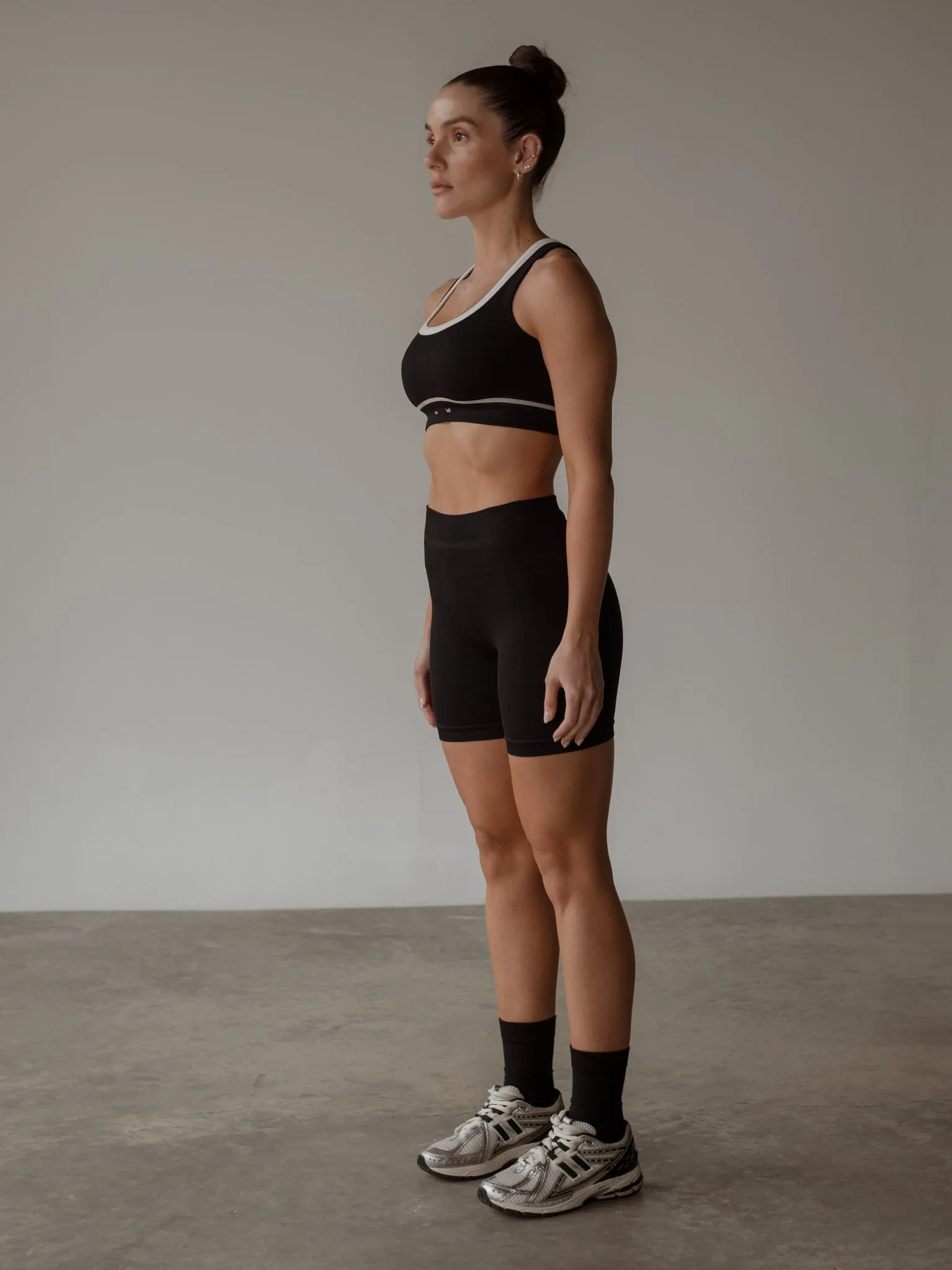 SHAPE SEAMLESS SHORT  - PLUS BLACK