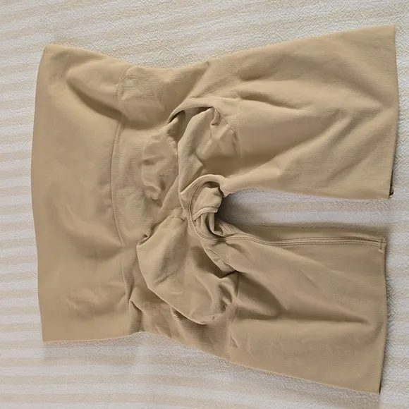 SKIMS Seamless Sculpt Butt Lifting Short Size: Large Sand