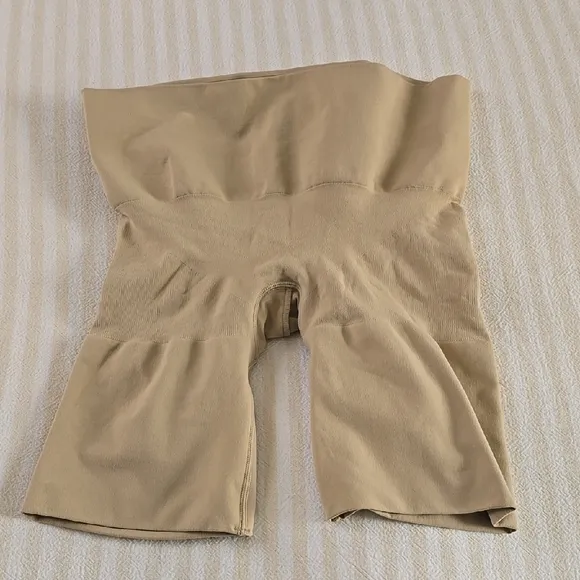 SKIMS Seamless Sculpt Butt Lifting Short Size: Large Sand
