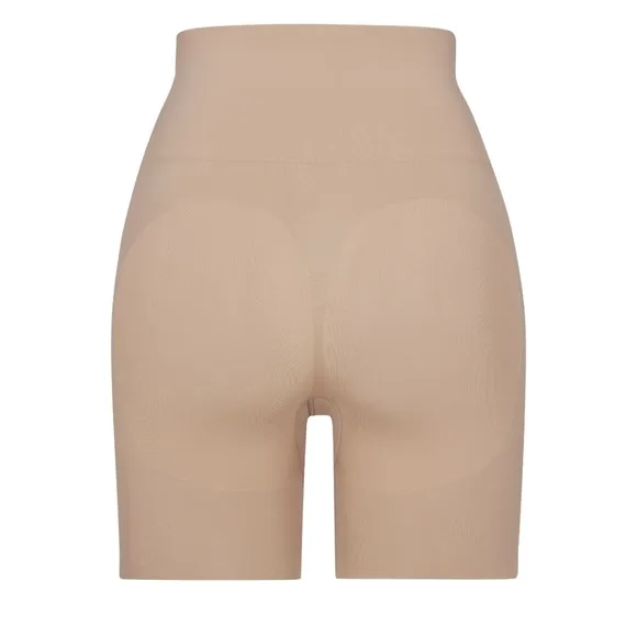 SKIMS Seamless Sculpt Butt Lifting Short Size: Large Sand