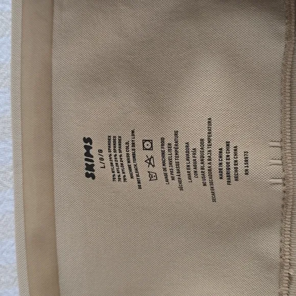 SKIMS Seamless Sculpt Butt Lifting Short Size: Large Sand