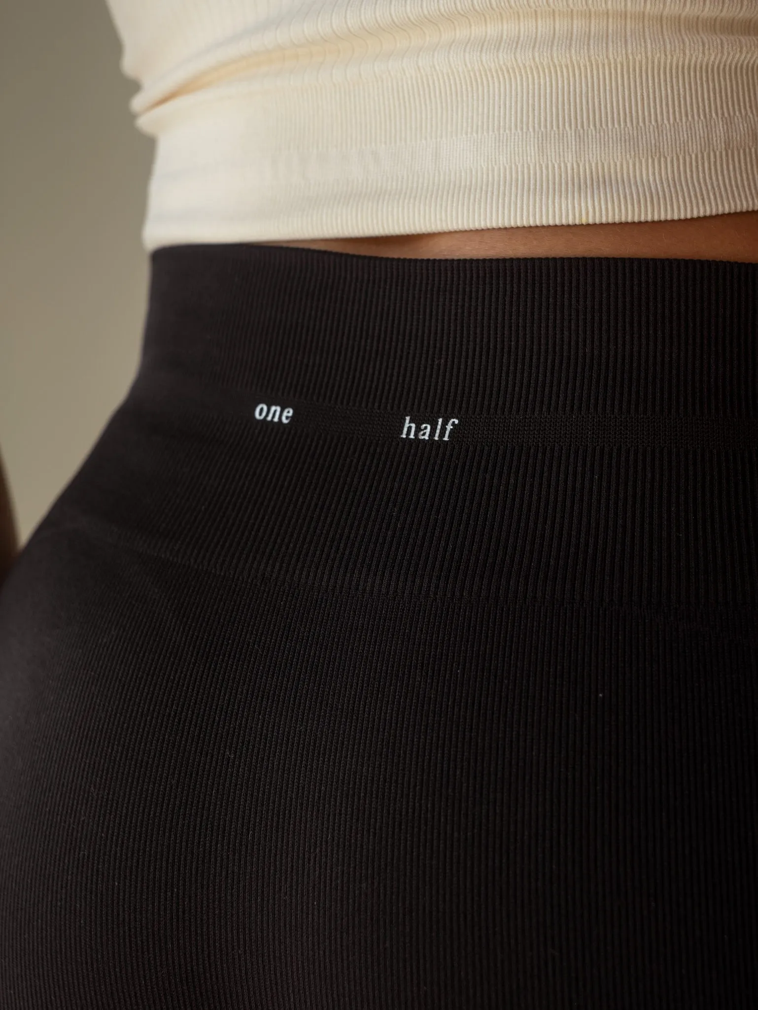 STRIPE SEAMLESS MINI SHORT   - SHADOW