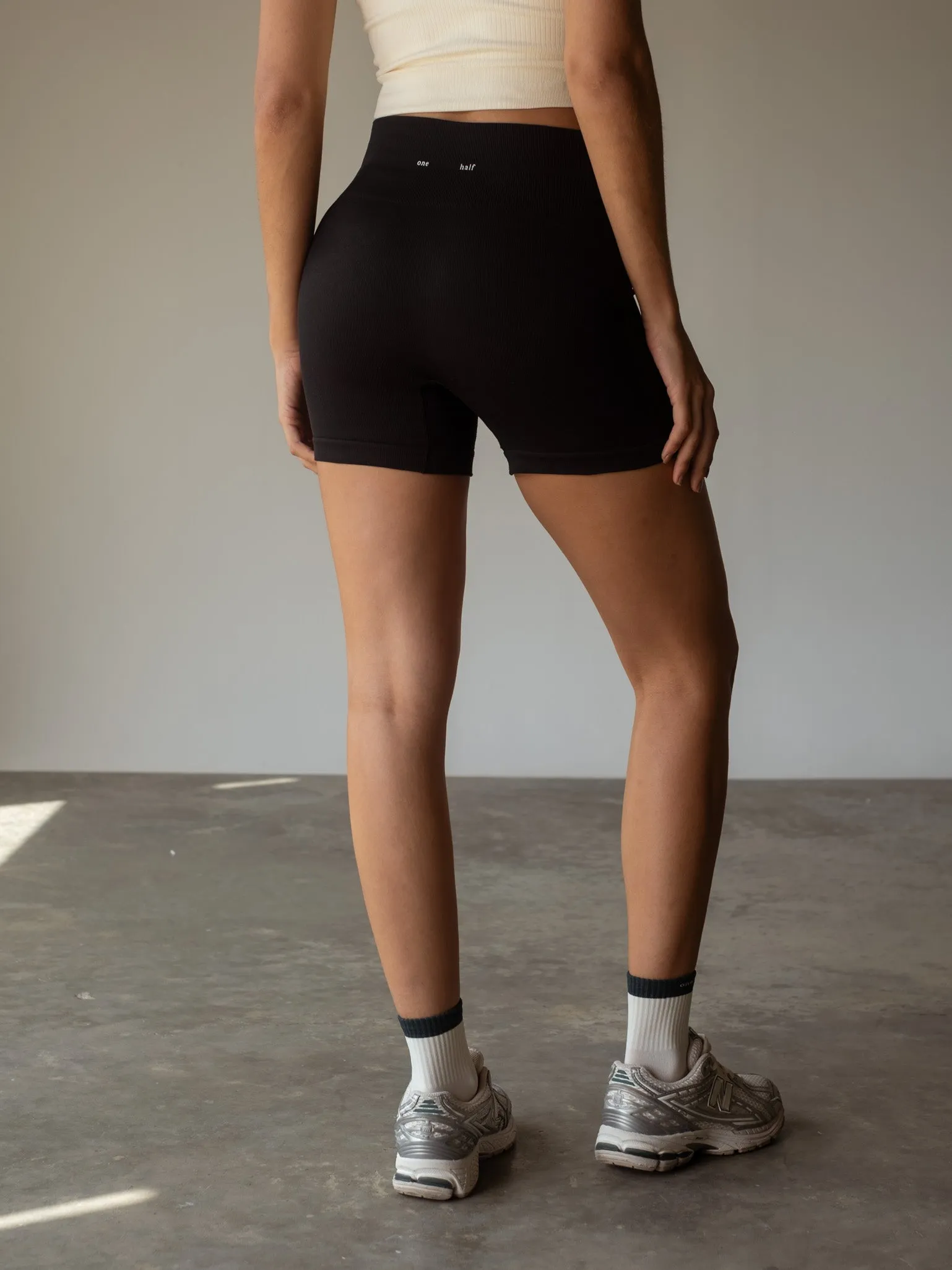 STRIPE SEAMLESS MINI SHORT   - SHADOW