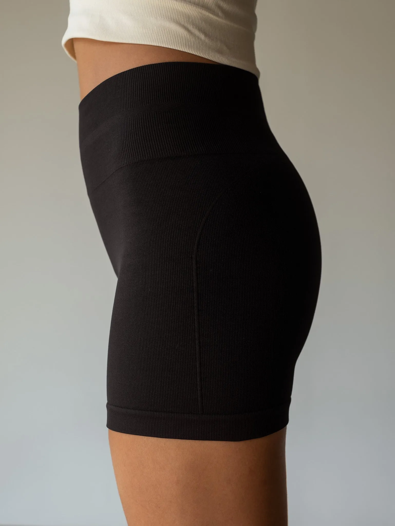 STRIPE SEAMLESS MINI SHORT   - SHADOW