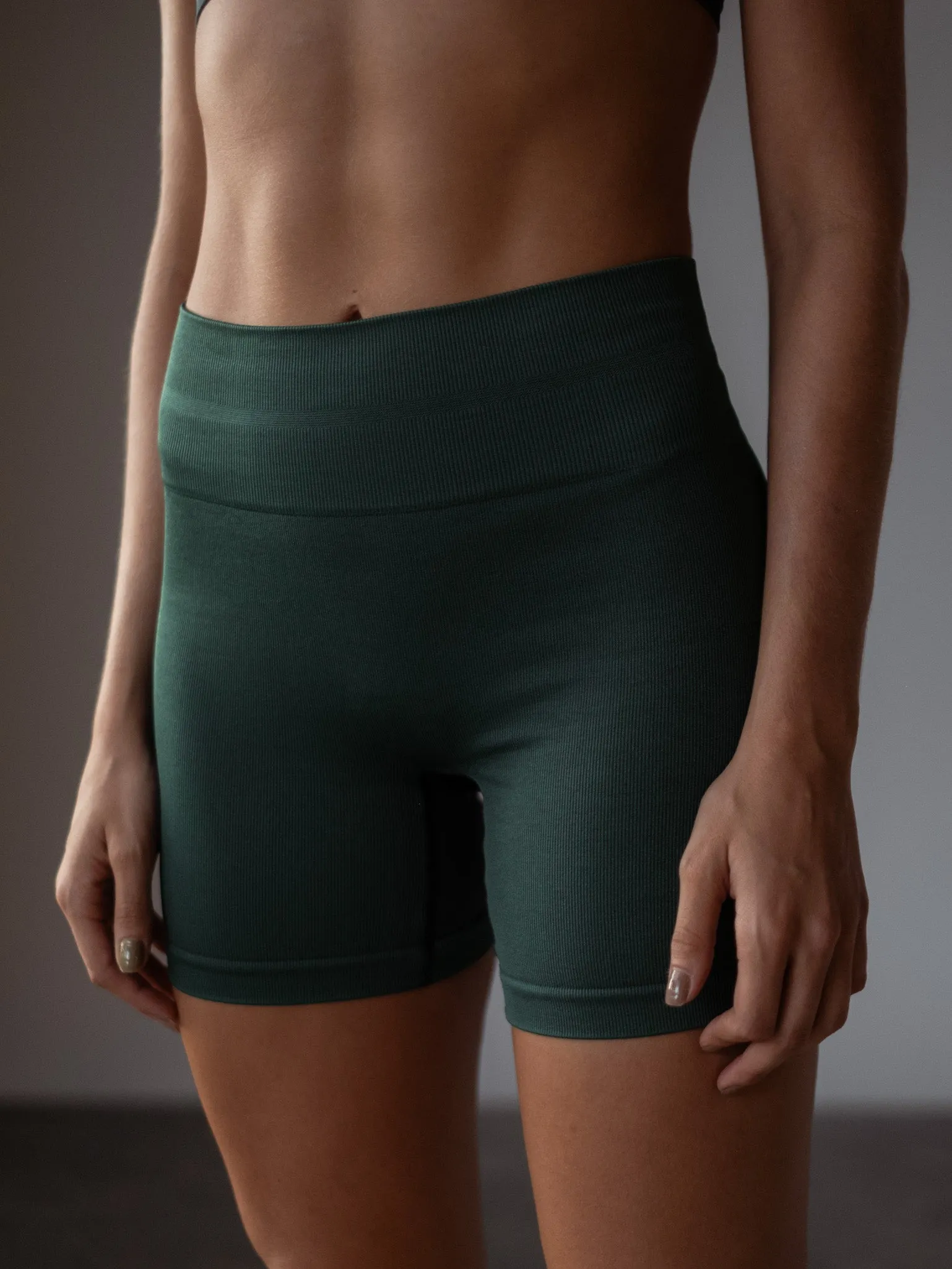 STRIPE SEAMLESS SHORT  - MYSTIC GREEN