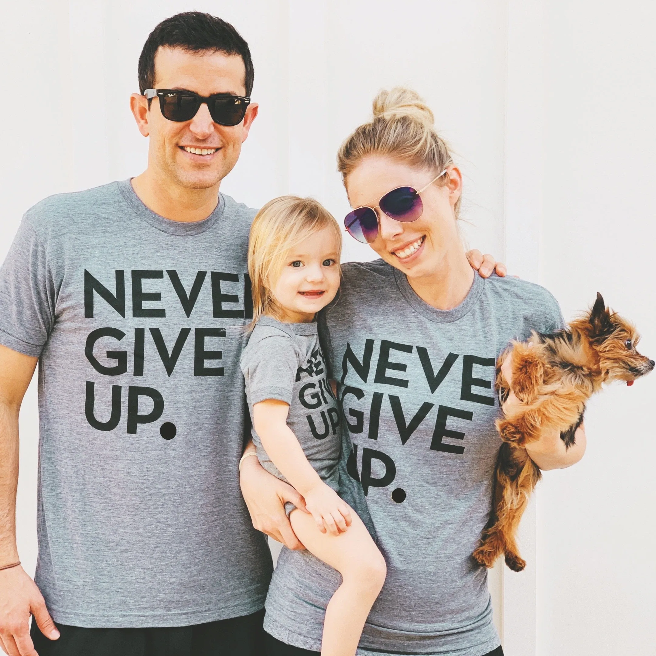 UNISEX SIGNATURE NEVER GIVE UP. TEE
