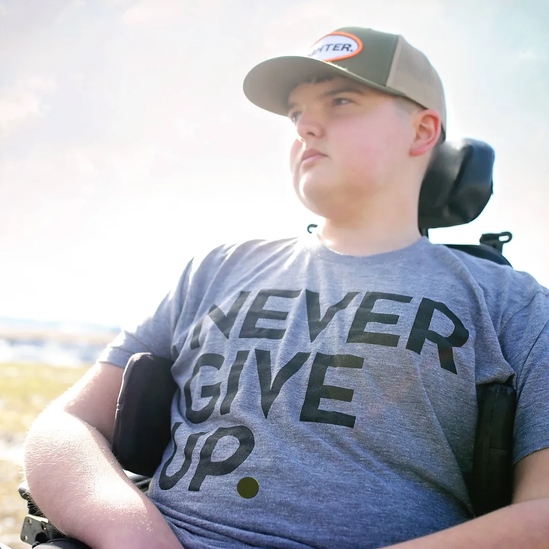 UNISEX SIGNATURE NEVER GIVE UP. TEE