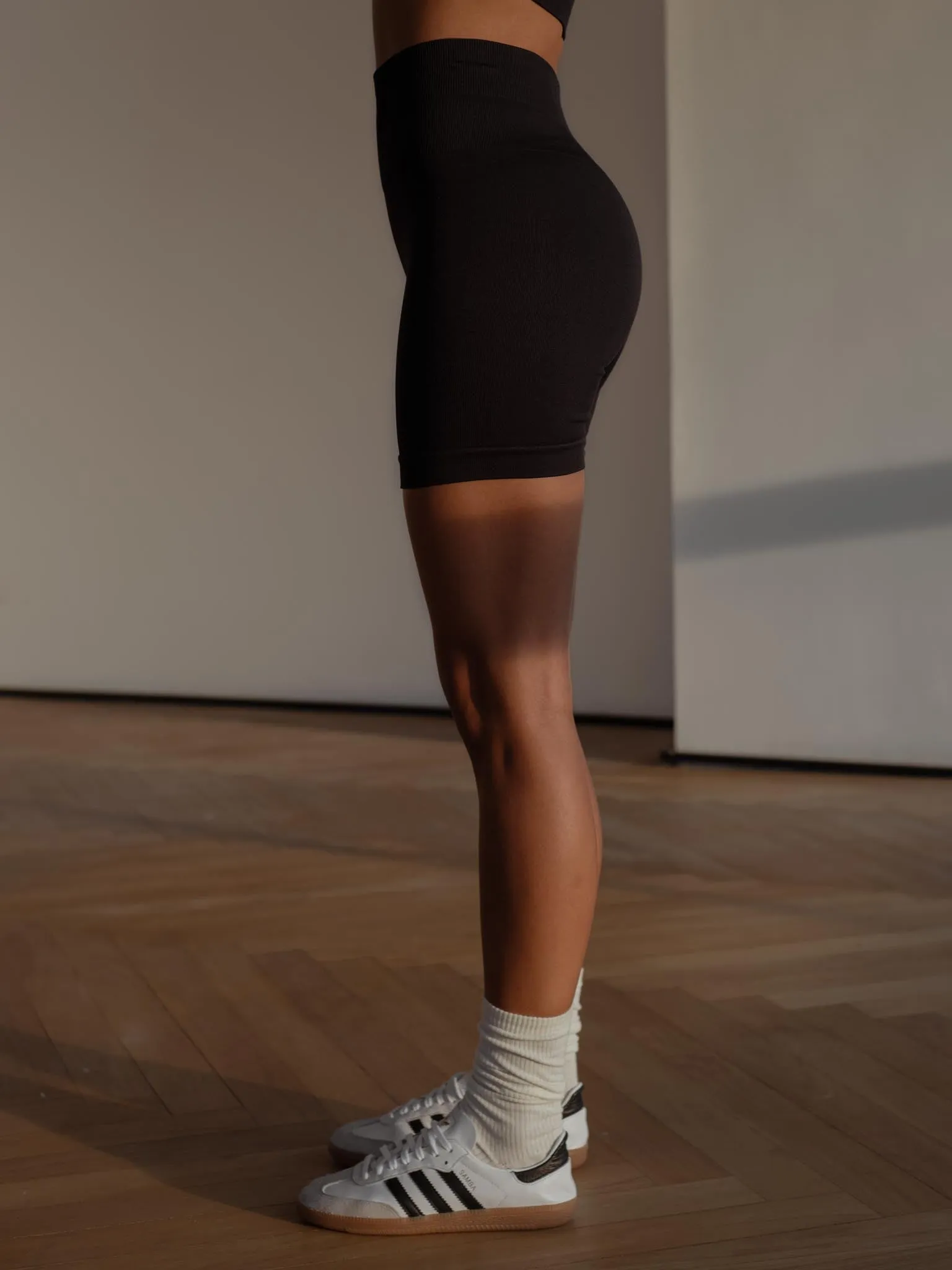 V SEAMLESS SHORT - SHADOW
