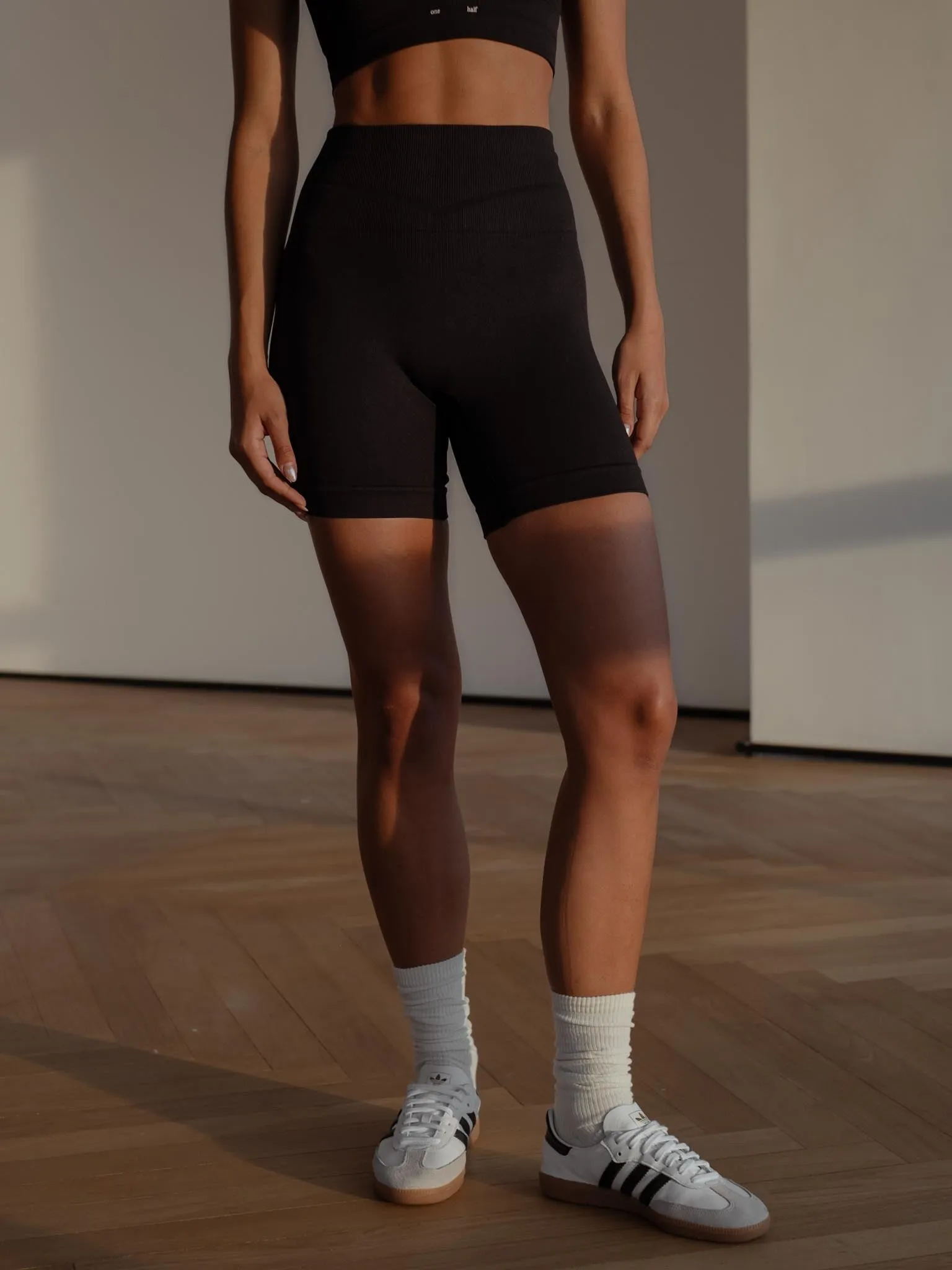 V SEAMLESS SHORT - SHADOW