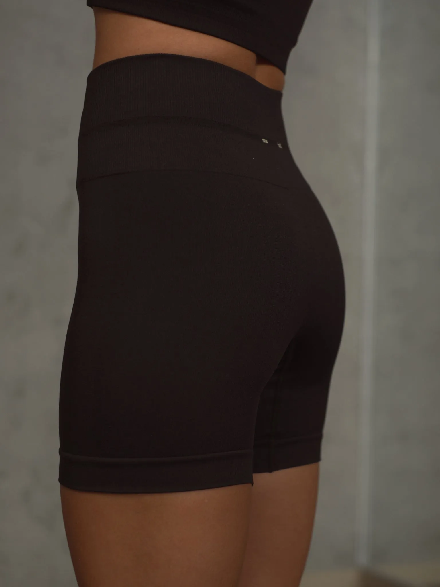 V SEAMLESS SHORT - SHADOW