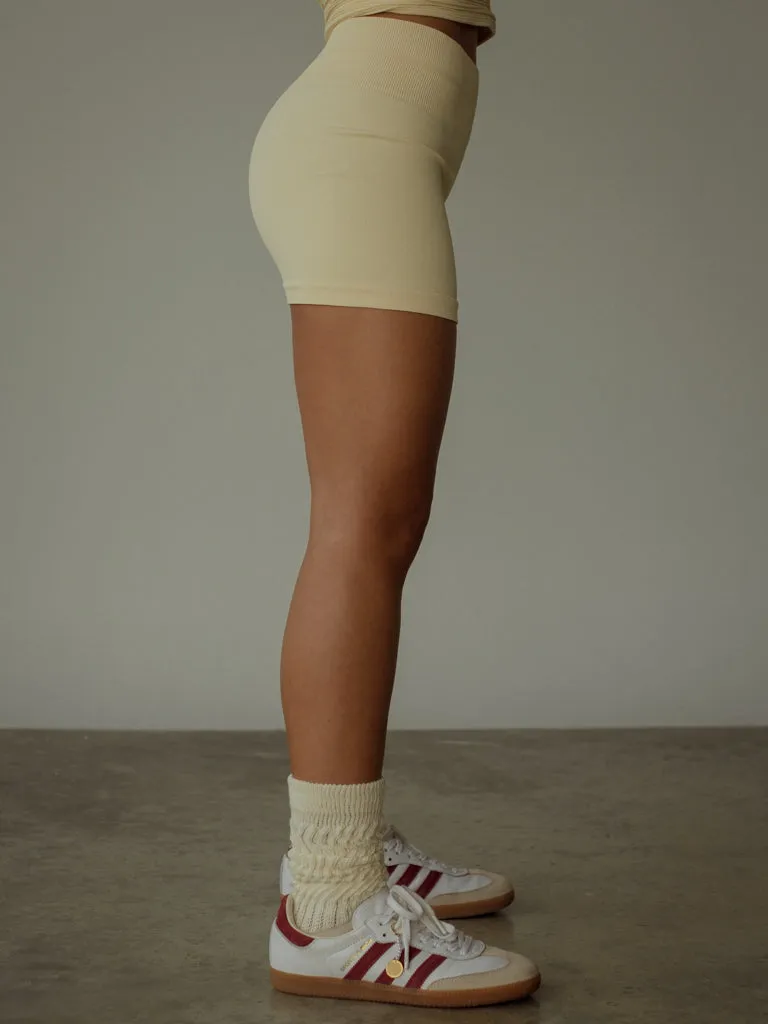 VERSATIL SEAMLESS MINI SHORT  - SEA SALT
