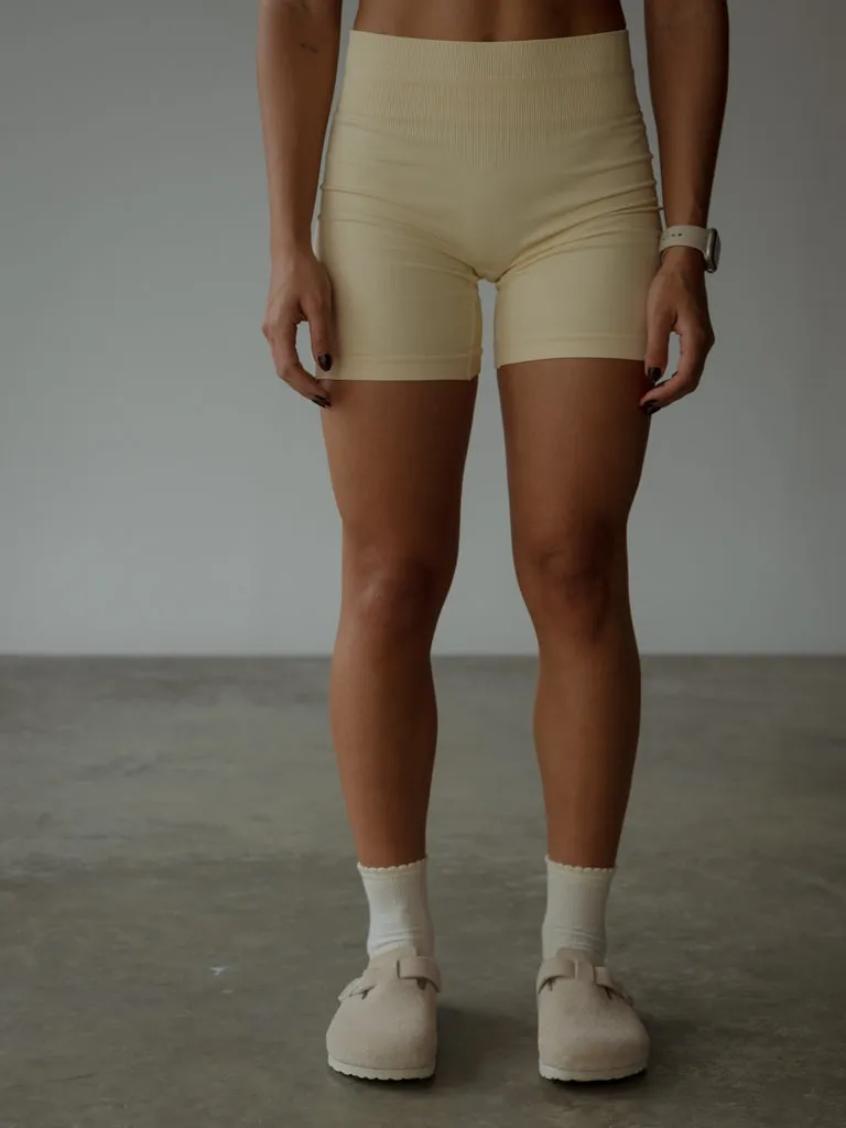 VERSATIL SEAMLESS SHORT  - SEA SALT
