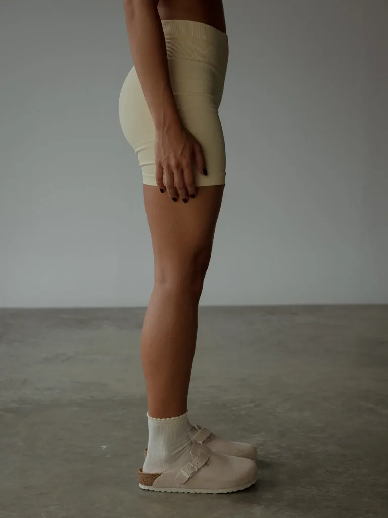 VERSATIL SEAMLESS SHORT  - SEA SALT