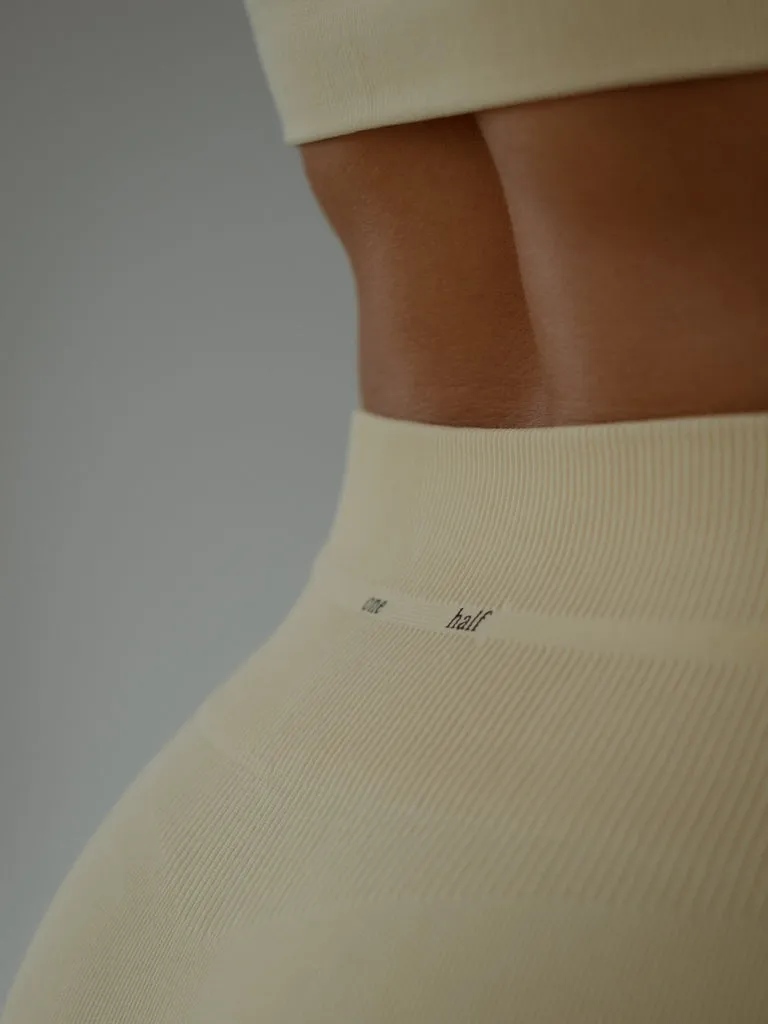 VERSATIL SEAMLESS SHORT  - SEA SALT